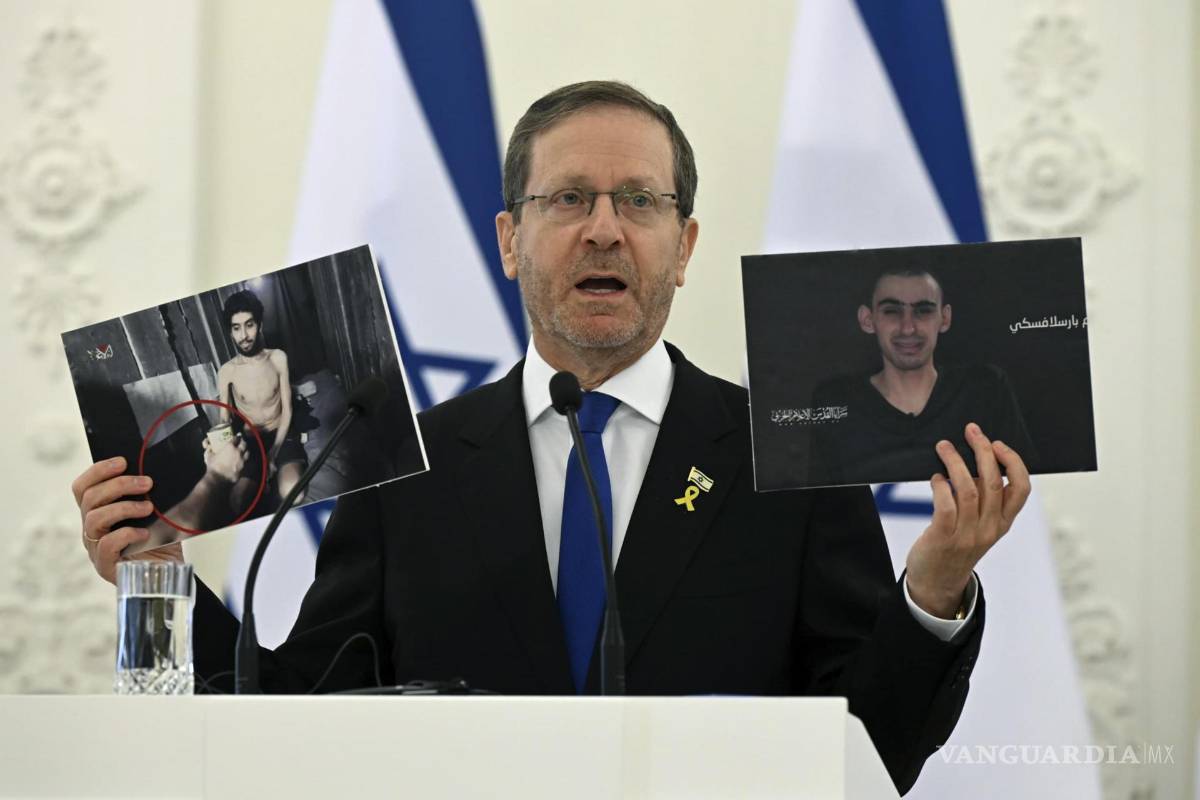 $!El presidente israelí, Isaac Herzog, muestra fotografías de uno de los rehenes en manos de Hamás, Evyatar David.