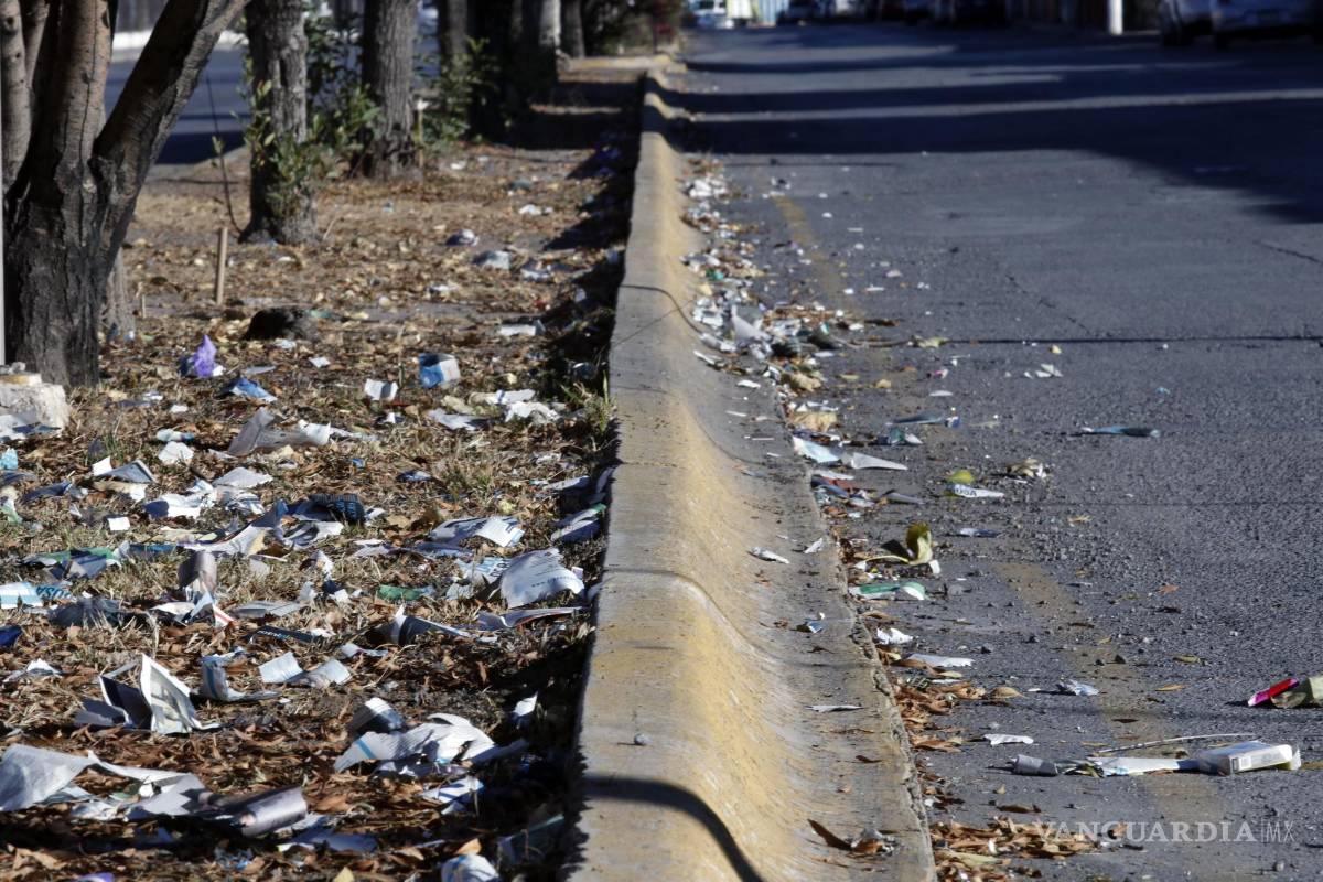 $!Las calles de Saltillo amanecieron con basura generada en las fiestas navideñas.