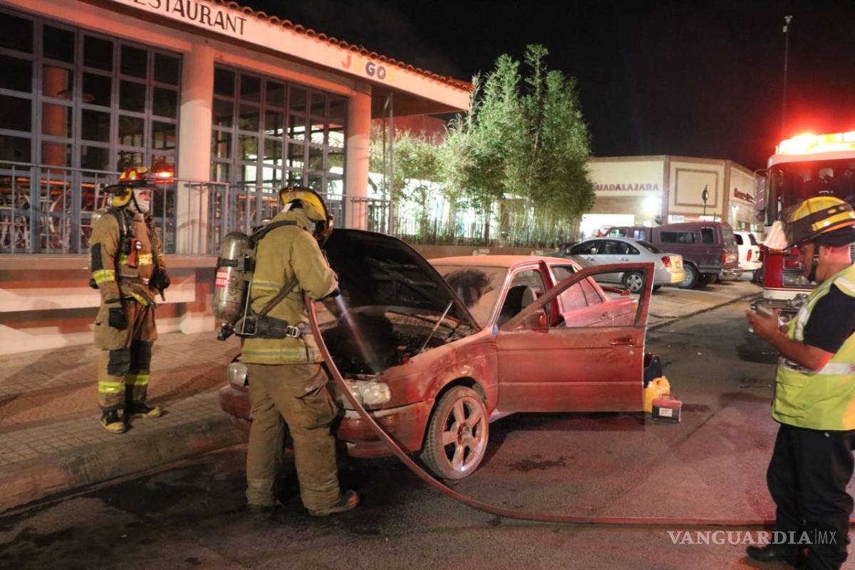 Corto circuito causa incendio de vehículo en Zona Centro de Saltillo
