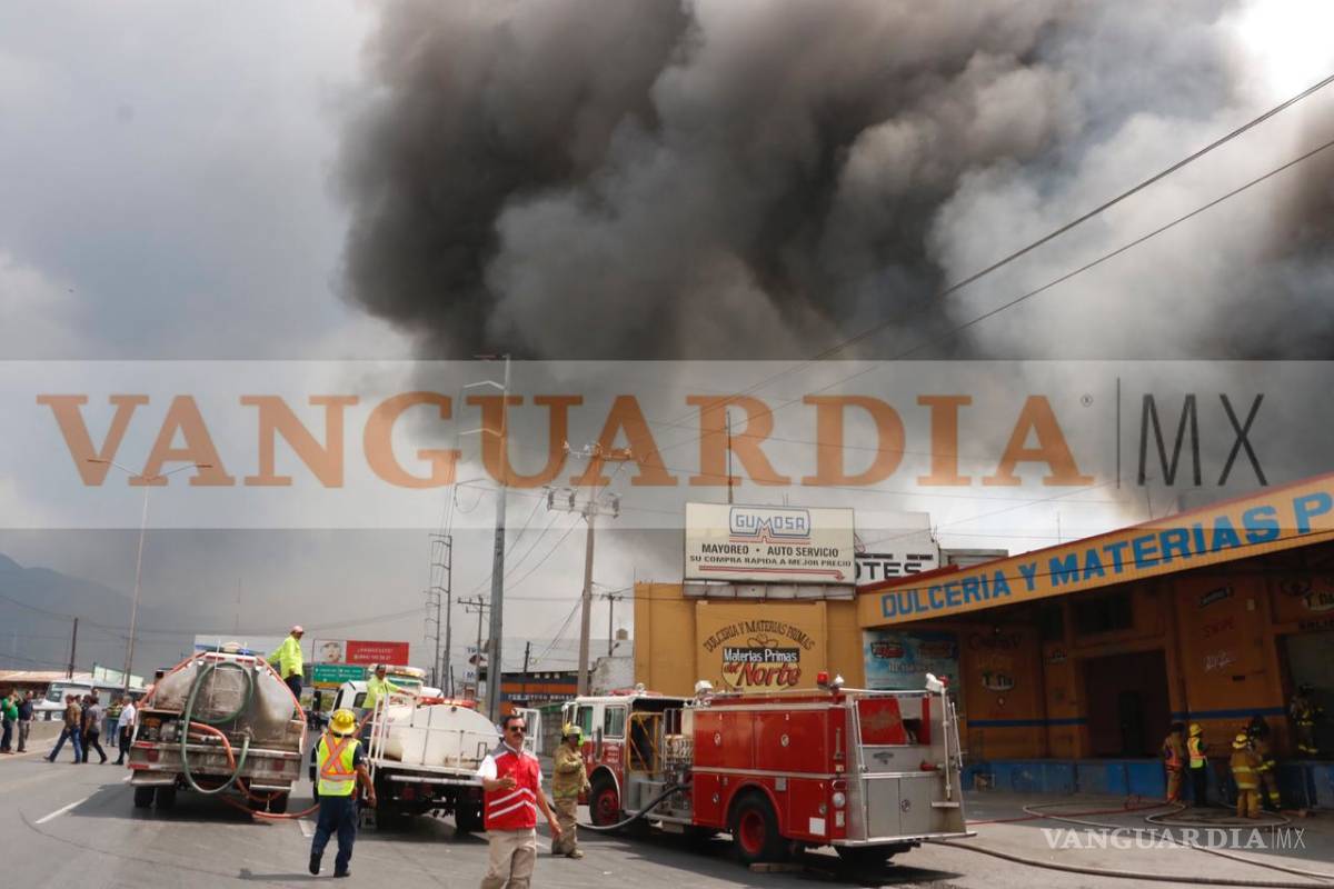 $!Fuerte incendio en bodega a la altura de la Central de Abastos alarma a Saltillo