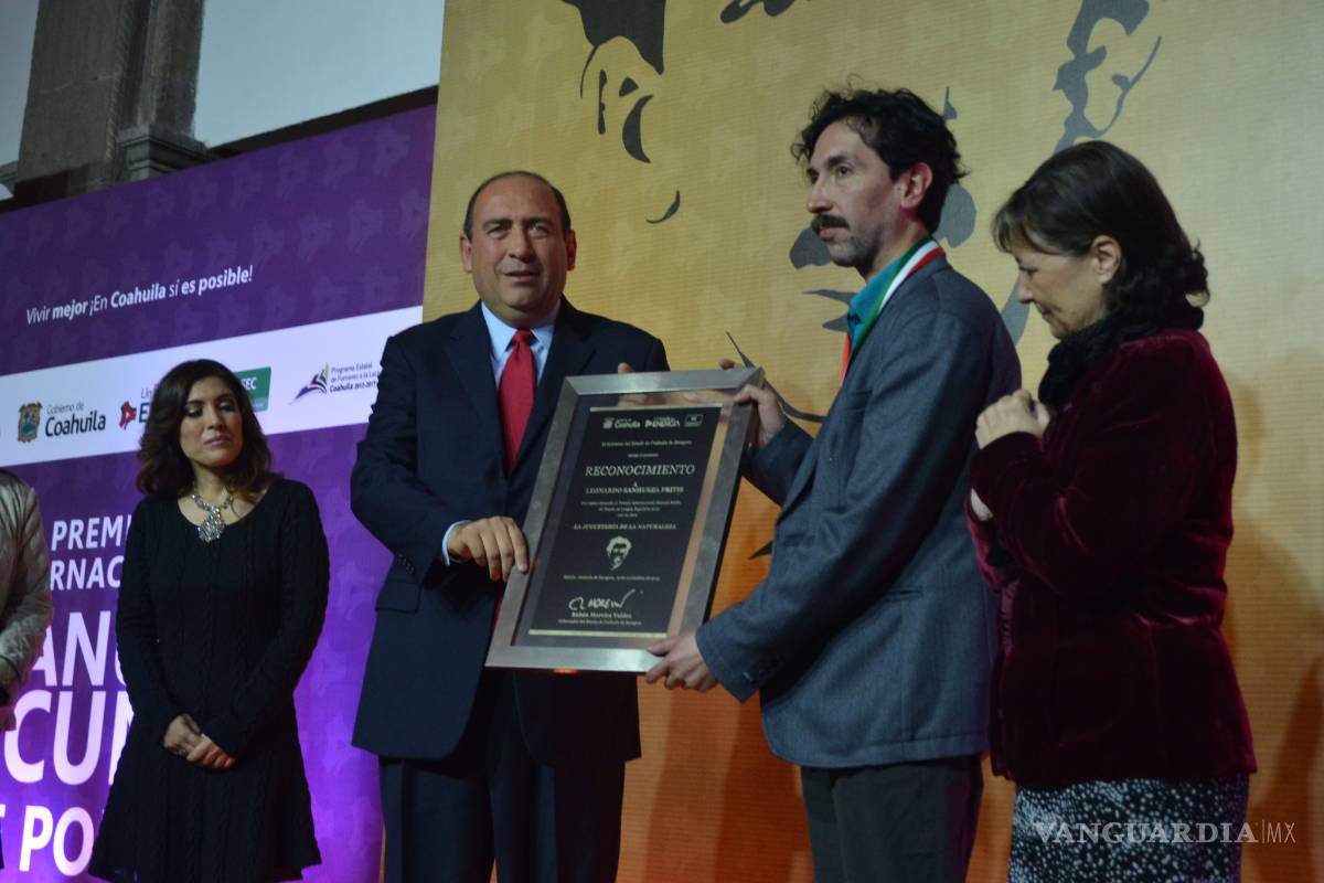 Recibe Sanhueza el premio Manuel Acuña en Saltillo