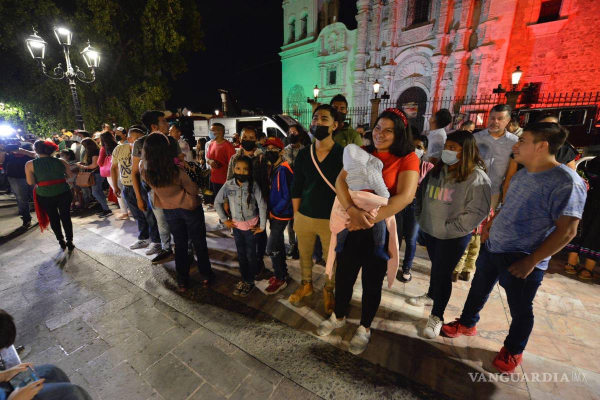 $!Cerca de las 21:00 horas, en medio de un fuerte operativo de seguridad, se permitió el acceso a los cientos de saltillenses que permanecían a los alrededores de la Plaza de Armas