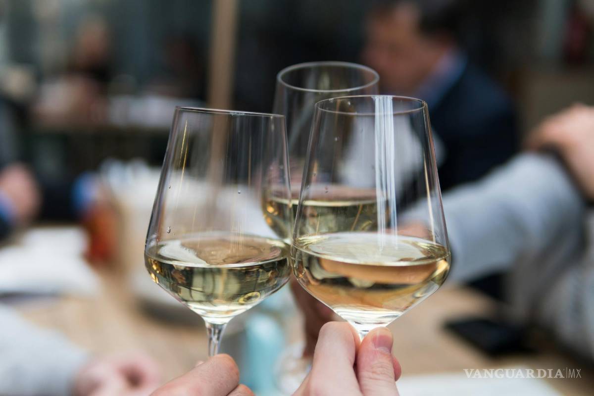 $!Unas copas de vino antes de acostarse son una receta para dormir mal por la forma en que el alcohol compromete el sueño REM.