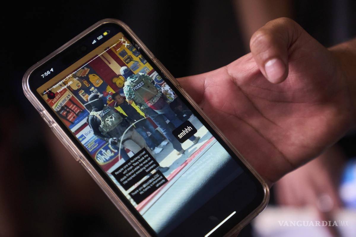 $!Un adolescente muestra una publicación en redes sociales que muestra la detención de su padre por parte de agentes federales.