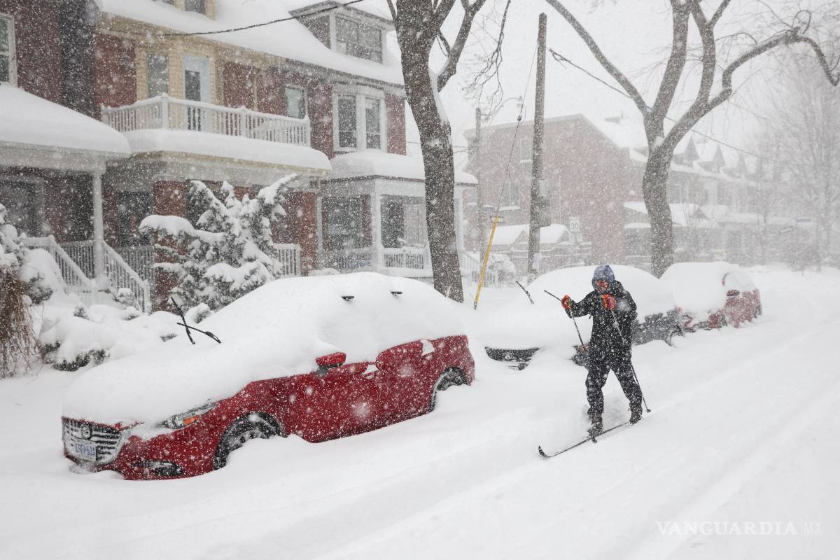 $!Toronto amaneció este lunes totalmente paralizada tras la caída el domingo de hasta 60 centímetros de nieve y con temperaturas de -15 grados.