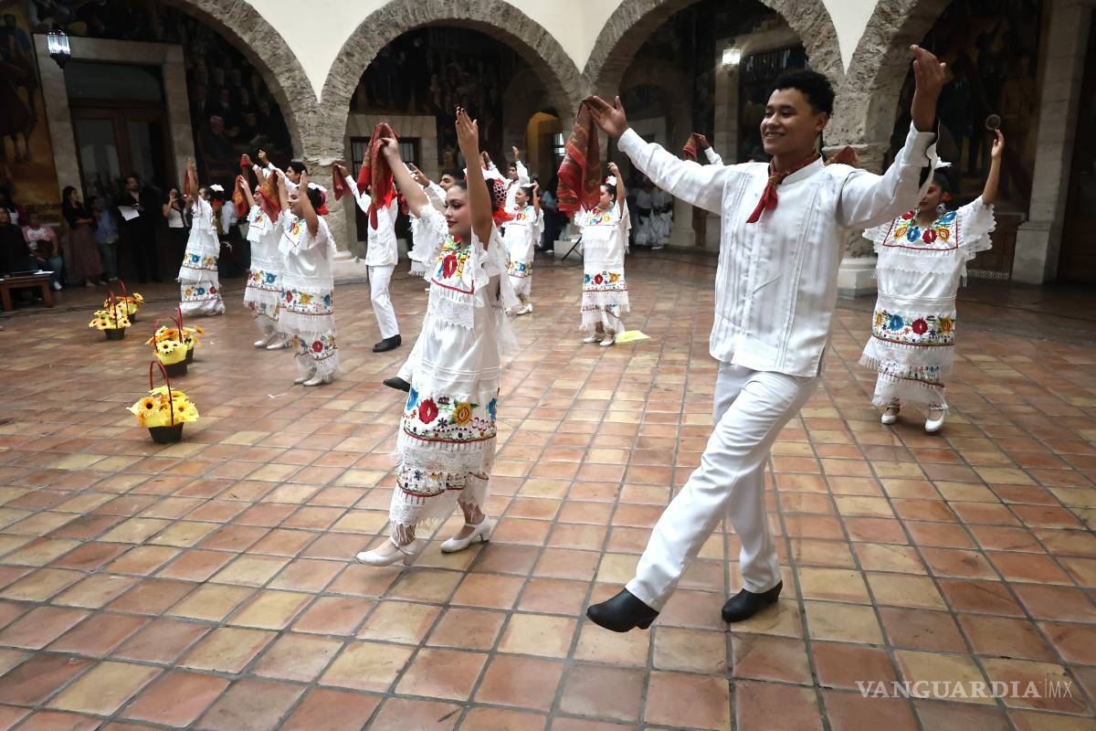 $!Unen la tradición y el orgullo a través del baile folklórico con gala de danza en Saltillo