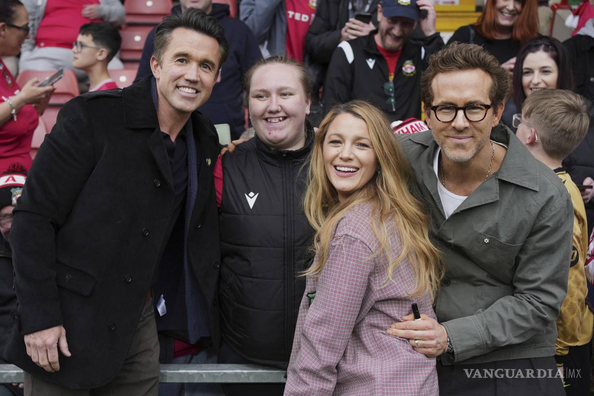 $!Los codueños de Wrexham Ryan Reynolds (derecha), su esposa Blake Lively (segunda derecha) y Rob McElhenney (izquierda) posan con hinchas.
