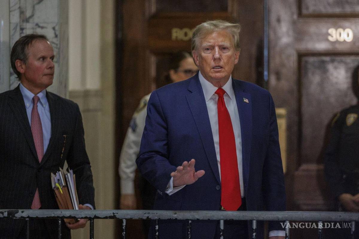 $!Donald J. Trump, habla con la prensa durante una pausa del juicio por fraude civil en curso en la Corte Suprema del Estado de Nueva York .