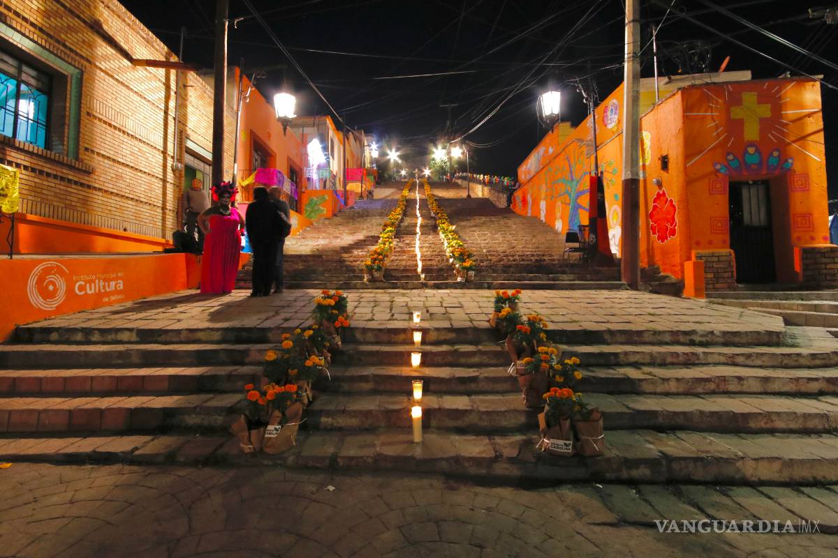 Montan altar de muertos en Santa Anita