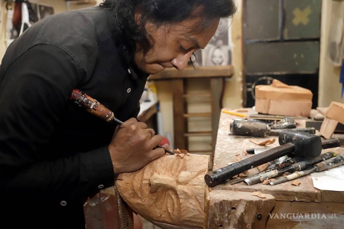 $!ACOMMPAÑA CRÓNICA: MÉXICO CARNAVAL MEX5401. PUEBLA (MÉXICO), 20/02/2022.- Fotografía del 16 de febrero de 2022 que muestra al escultor Adrián Becerra mientras trabaja en su taller de máscaras talladas en madera artesanal, en la ciudad de Puebla (México). Adrián Becerra es un artesano que lleva décadas creando máscaras de madera que son utilizadas este febrero en los carnavales de los huehues del estado mexicano de Puebla, una tradición centenaria que reivindica el sincretismo indígena y español. EFE/ Hilda Ríos