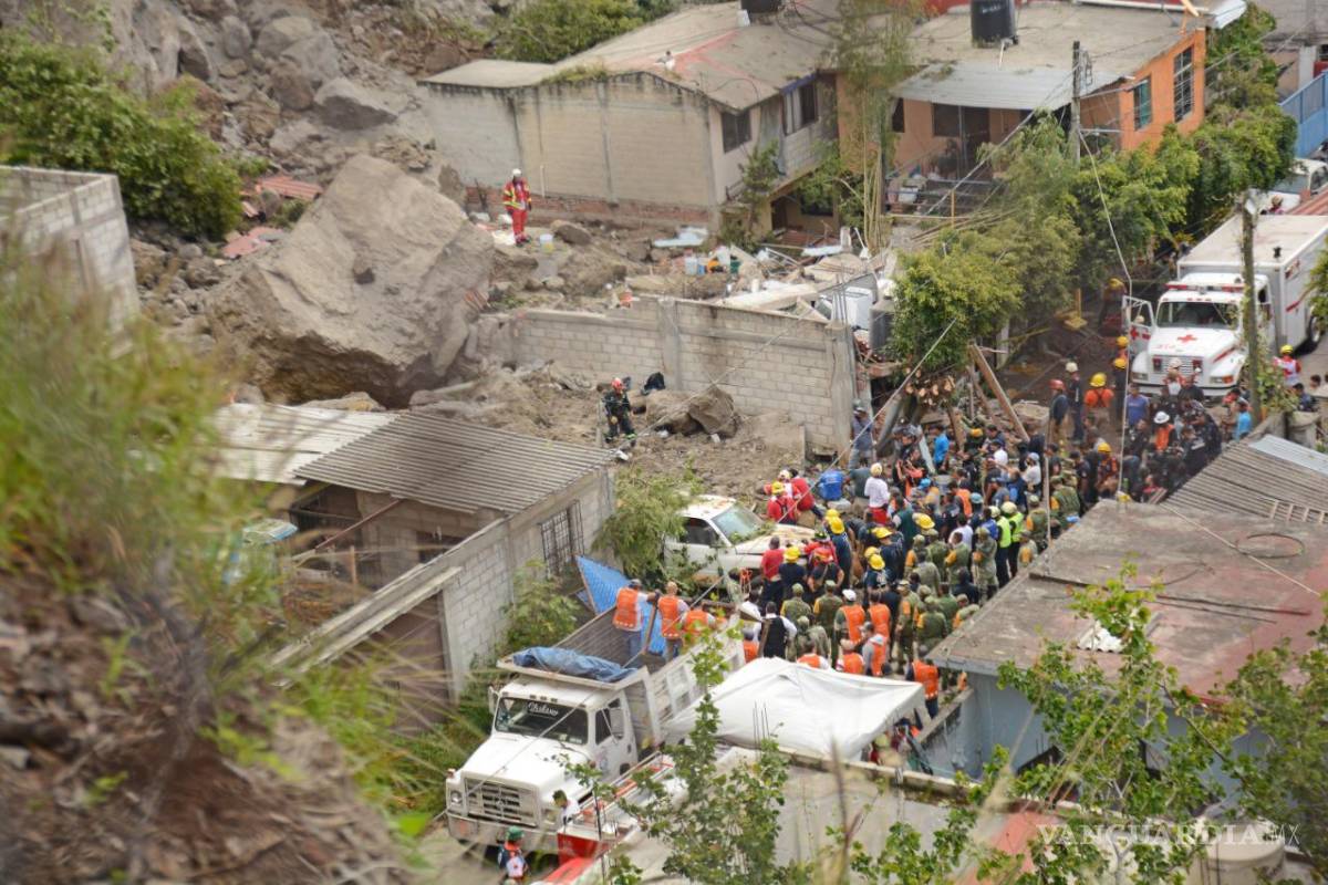 Derrumbe de paredón deja al menos tres personas atrapadas en Cuernavaca