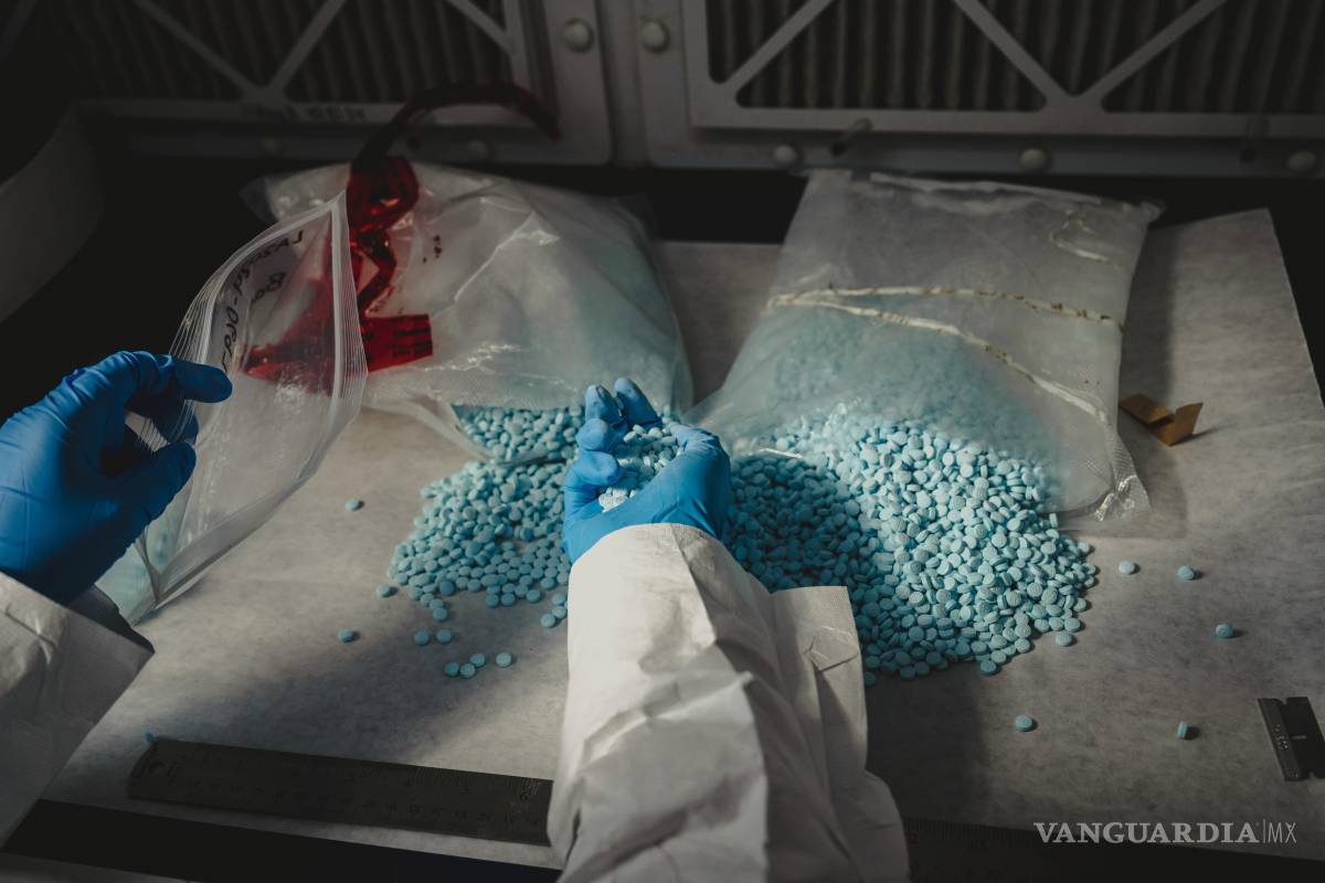 $!Un químico de Aduanas y Protección Fronteriza examina pastillas sospechosas de fentanilo incautadas en el puerto de entrada de Otay Mesa, en el sur de California.