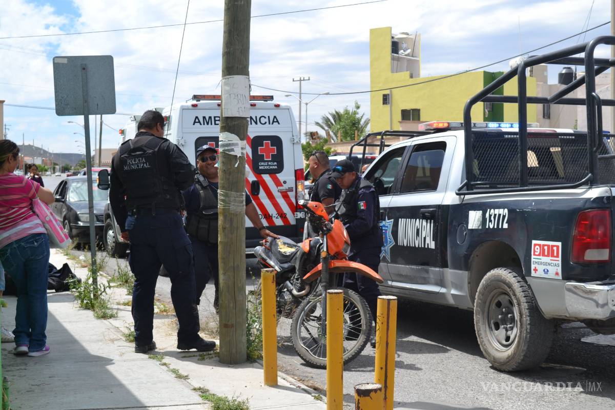 Derrapa policía y no llega a trabajar