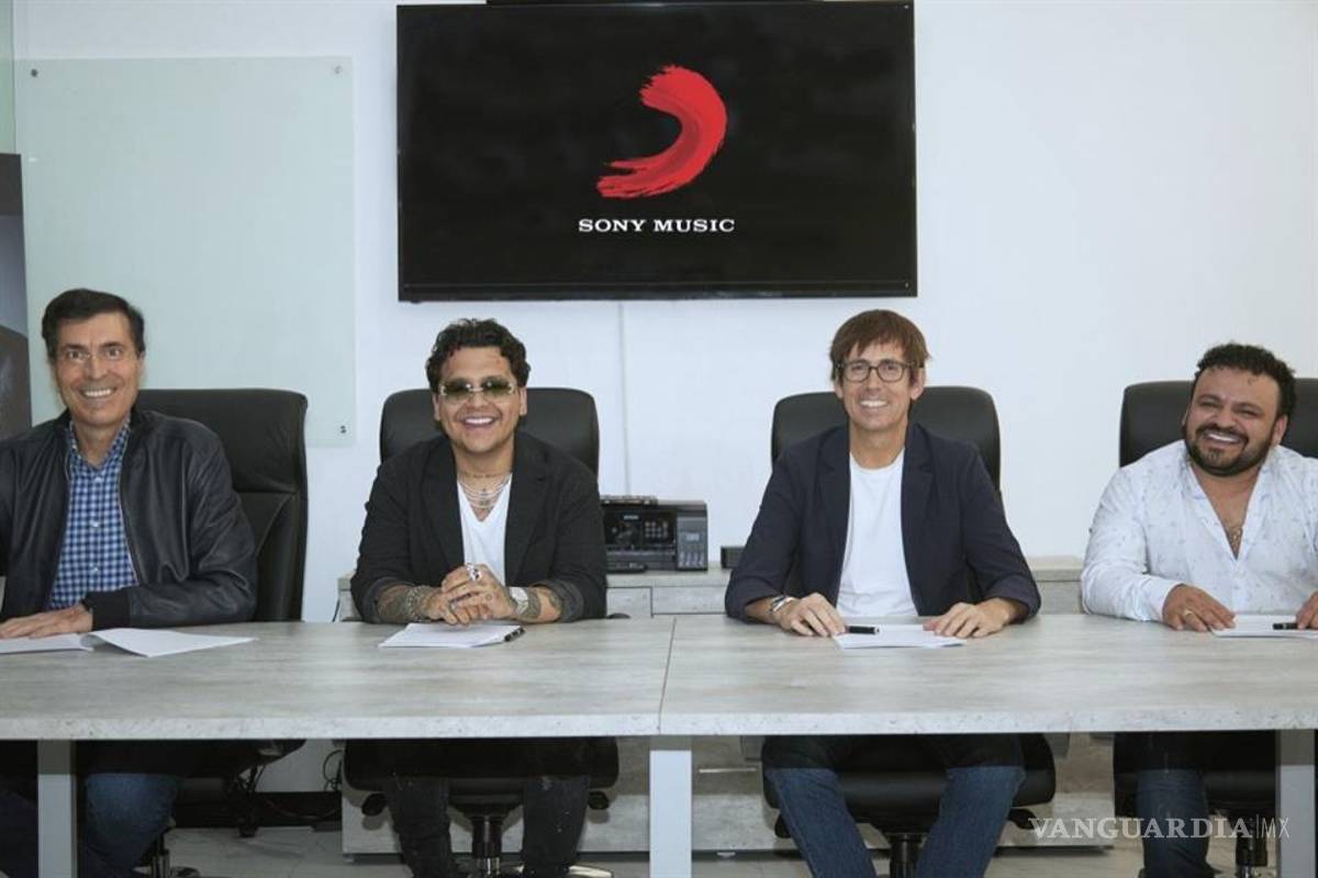 Christian Nodal estrena disquera; firma contrato con Sony Music