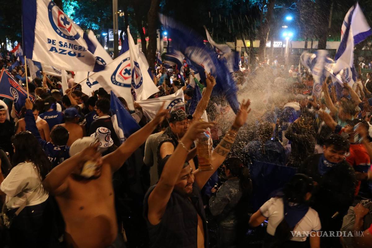 $!Después de 23 años en silencio, así celebran aficionados al campeón Cruz Azul