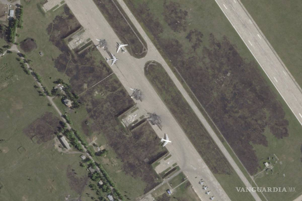 $!Imagen satelital que muestra los daños causados por un ataque con un dron ucraniano contra la base aérea de Belaya, en la región de Irkutsk, al este de Siberia.