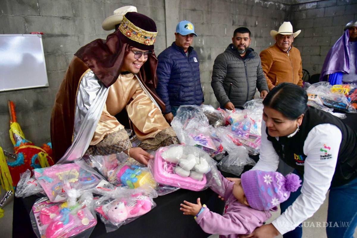 $!Los pequeños recibieron obsequios por parte del DIF-Saltillo.