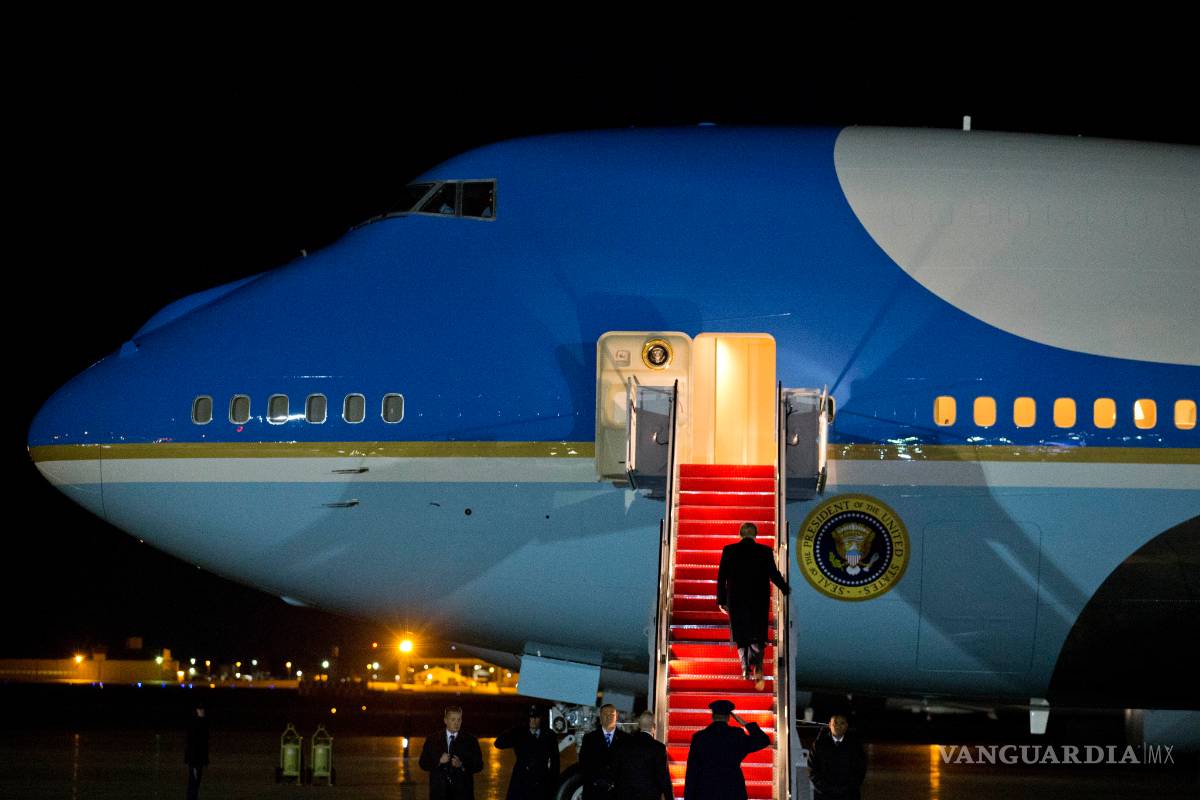 ‘Ignora’ Trump juicio político; viaja a Suiza para cumbre