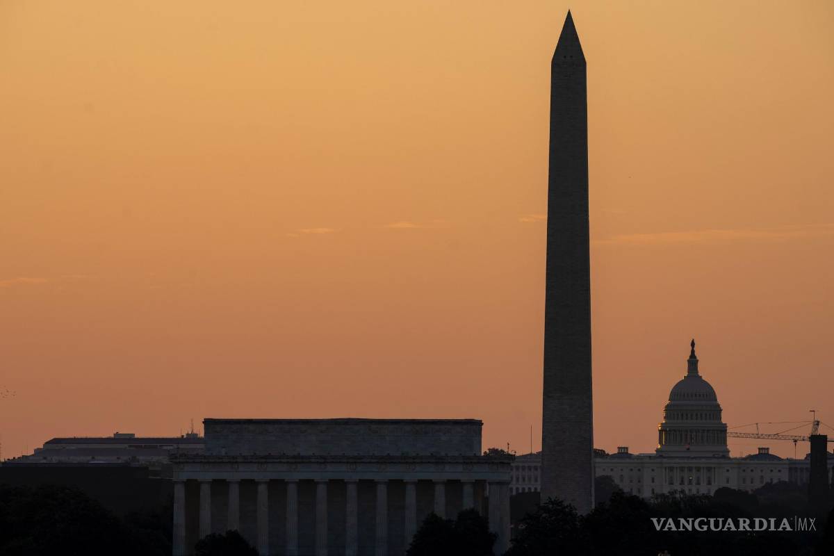 $!Vista del cielo cerca del Capitolio. El Servicio Meteorológico Nacional dijo que las temperaturas abrasadoras persistirán en el Valle de Ohio y Mid -Región atlántica.