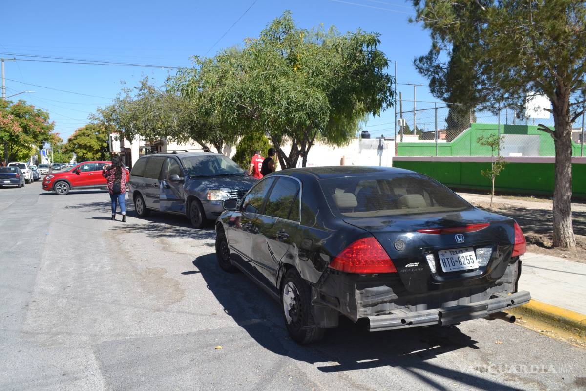 Por no respetar alto, la impactan y luego golpea a una camioneta estacionada