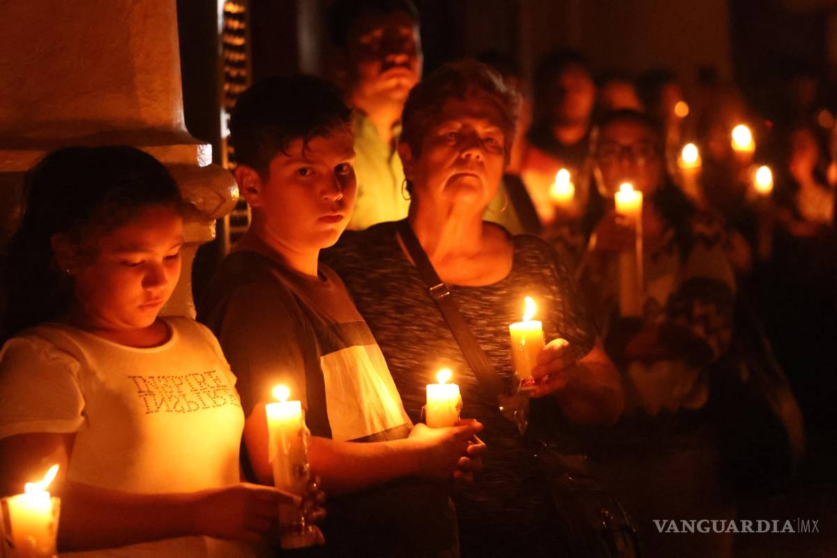 $!Viven saltillenses vigilia pascual y reciben el fuego nuevo