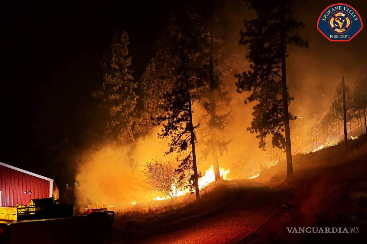 $!El incendio de Fairview al noreste de Spokane, Washington. Los incendios forestales han desplazado a miles de residentes y destruido cientos de viviendas.