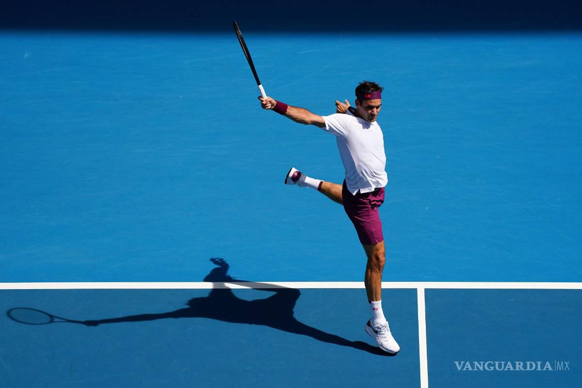 $!Roger Federer contra Tennys Sandgren durante su partido de quinta ronda en el Abierto de Australia el 28 de enero de 2020.