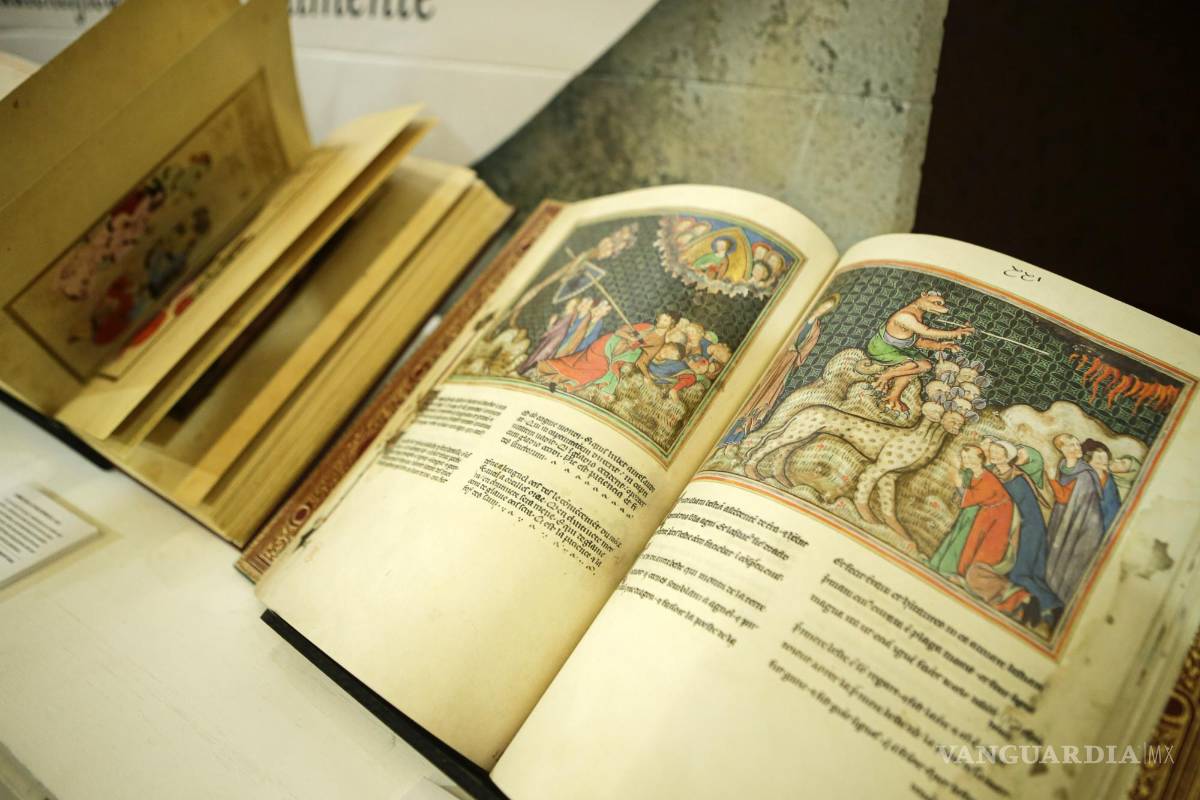 Joyas bibliográficas anteriores al siglo XVI atrapan las miradas en la FIL de Guadalajara