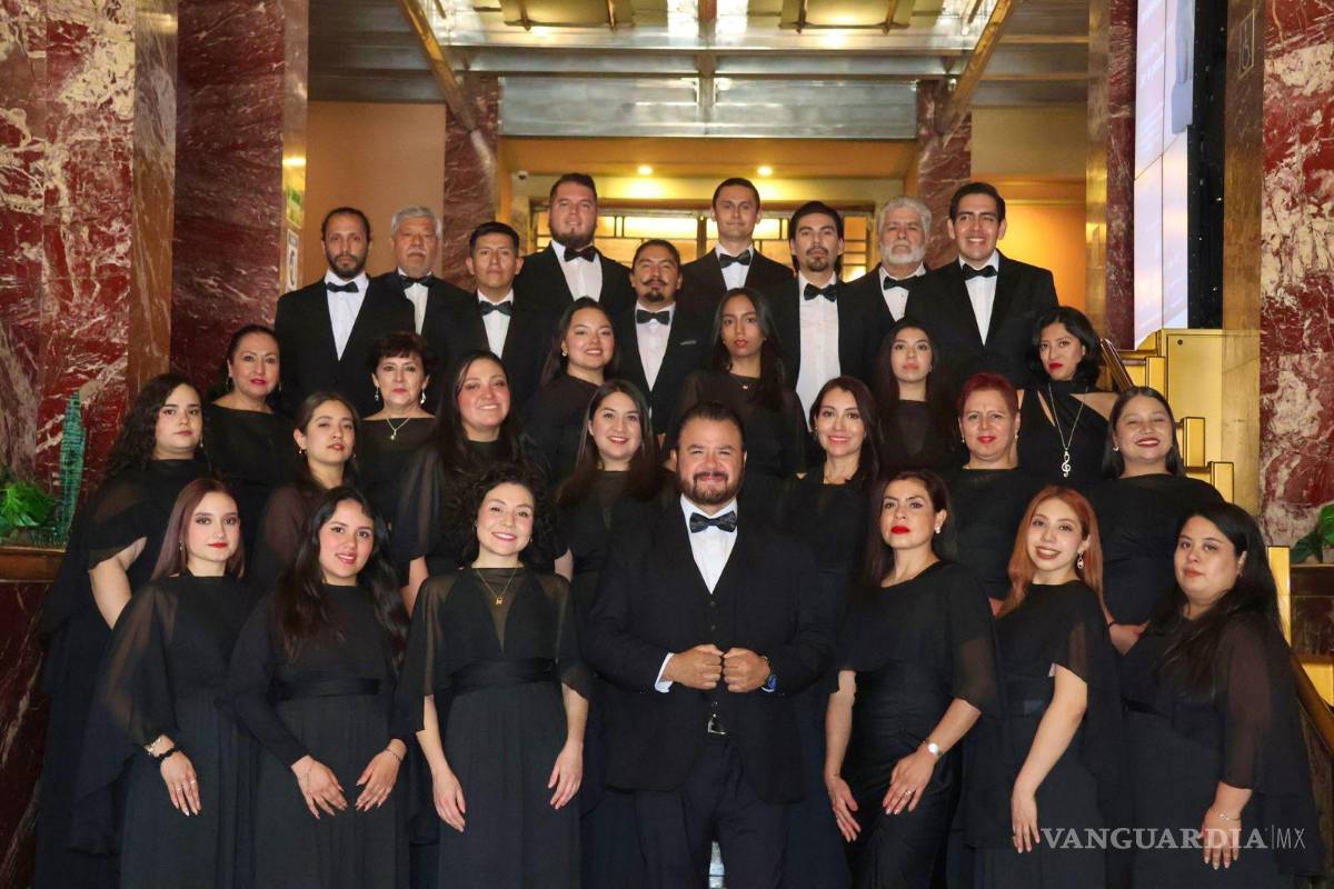 $!Bajo la dirección del maestro Arturo Rodríguez Torres, más de 35 cantantes coahuilenses interpretaron repertorio de ópera y zarzuela.
