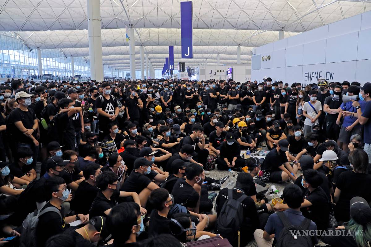 Manifestantes toman el aeropuerto de Hong Kong, se suspende todos sus vuelos