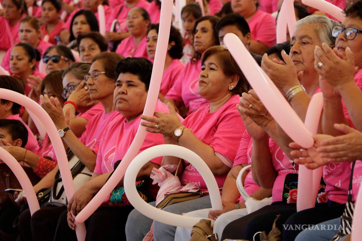 $!Entrega Miguel Riquelme las primeras tarjetas de “Fuerza Rosa” en Coahuila