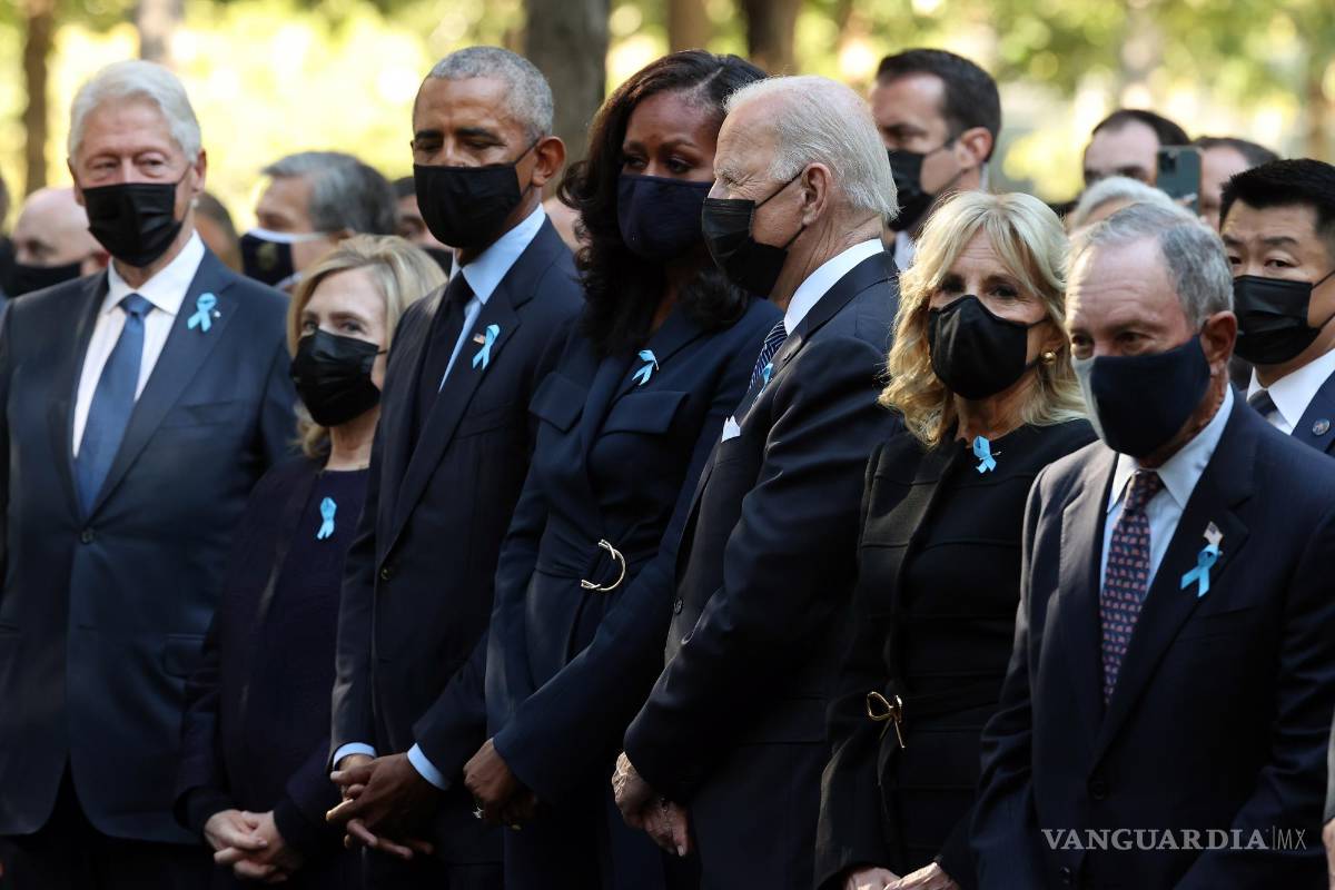 $!(De izquierda a derecha) El ex presidente Bill Clinton, la ex primera dama Hillary Clinton, el ex presidente Barack Obama, la ex primera dama Michelle Obama, el presidente Joe Biden, la primera dama Jill Biden y el ex alcalde de la ciudad de Nueva York Michael Bloomberg asisten a la ceremonia anual de conmemoración del 11 de septiembre en el Museo y Memorial Nacional del 11 de septiembre el 11 de septiembre de 2021 en la ciudad de Nueva York. EFE/EPA/Chip Somodevilla
