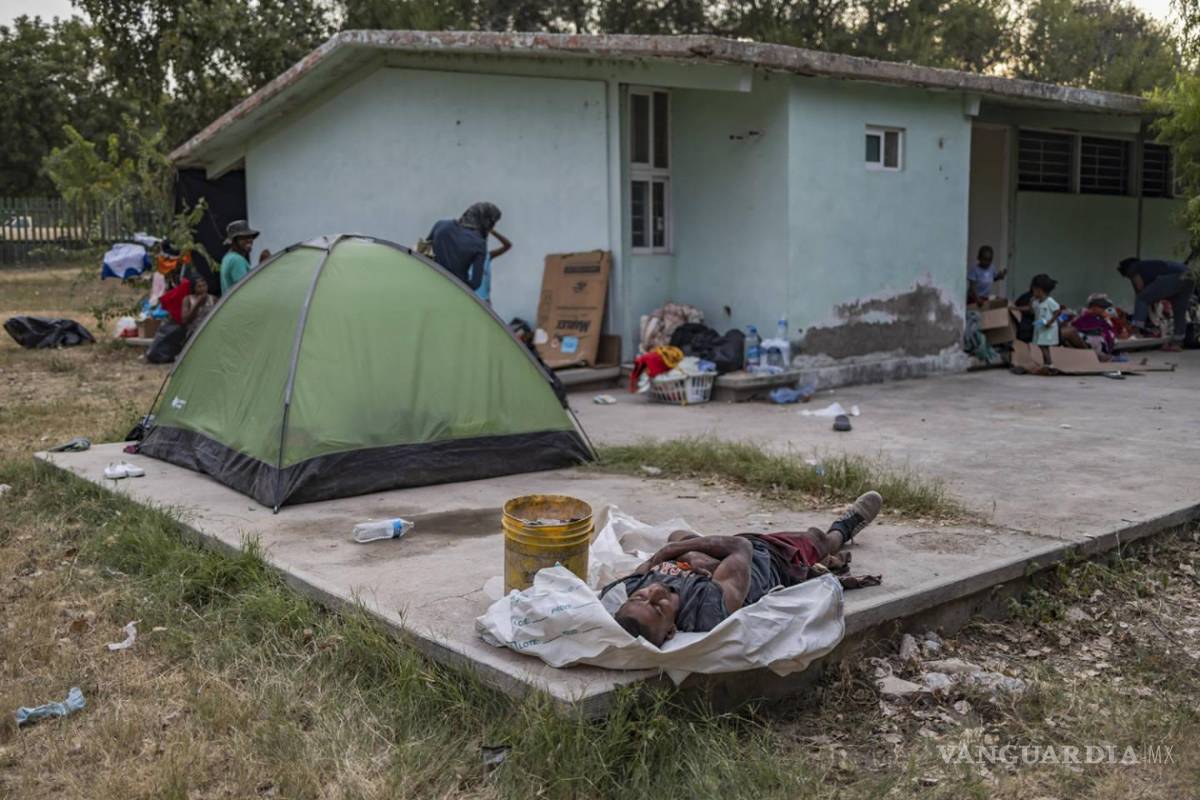 $!En la entrada del campamento familias concentraban nuevas pertenencias como ropa o zapatos obsequiados por ciudadanos de la frontera.La comida que más abundaba del lado mexicano eran guisos con pollo y frijoles.