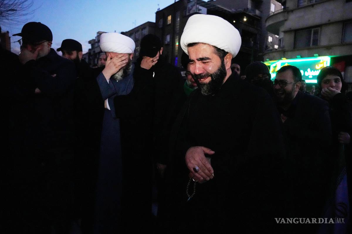 $!Clérigos y otros partidarios de gobierno lloran en un encuentro después de que la televisora estatal anunciara la muerte del ayatolá Alí Jamenei en Teherán, Irán.