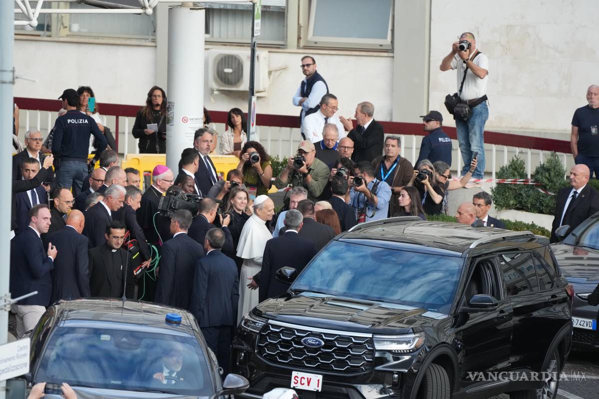 $!Pope Leo XIV leaves Rome's Agostino Gemelli Polyclinic, Saturday, Oct. 17, 2026, after Tuesday's surgery to remove a lung cancer. (AP Photo/Gregorio Borgia)