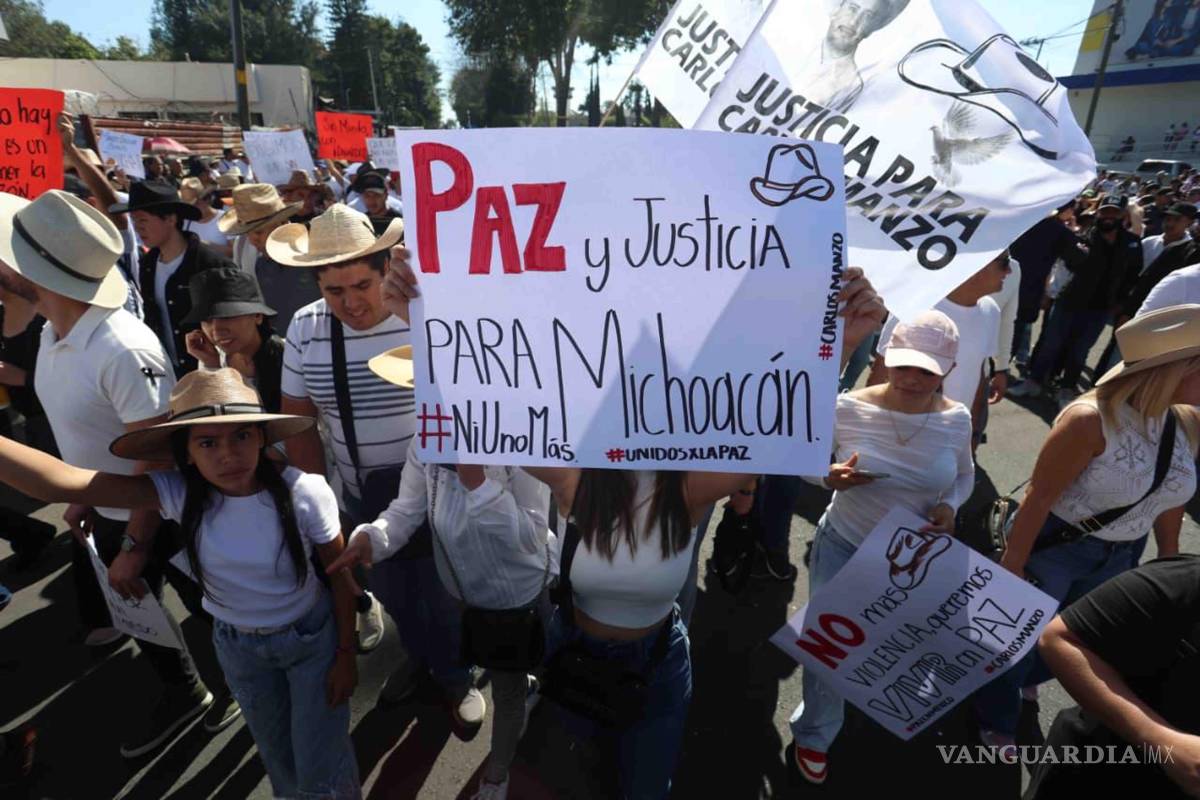Ciudadanos marcha en Uruapan para exigir justicia por el alcalde Carlos Manzo; Grecia Quiroz acude