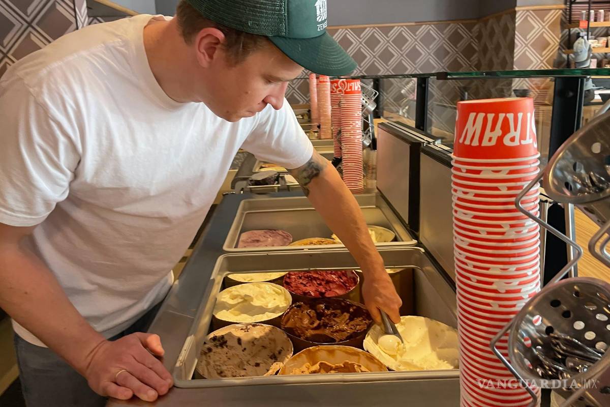 $!El cofundador de Salt &amp; Straw Ice Cream, Tyler Malek, saca una bola de helado reciclado Day-Old Bread Pudding en Los Gatos, California.