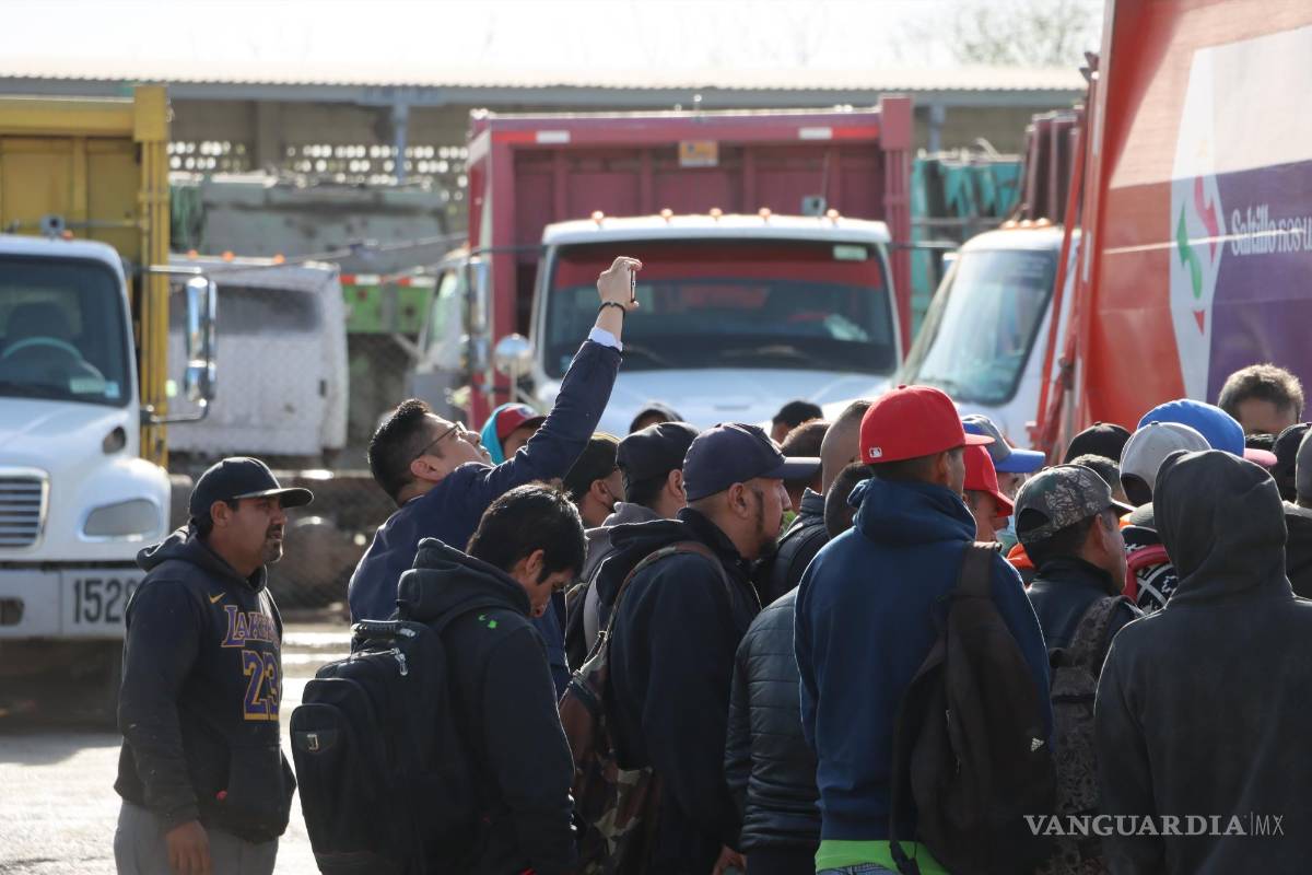 $!Carlos Estrada Flores, secretario del Ayuntamiento, acudió a dialogar con los empleados de Servicios Primarios para atender las inquietudes expresadas.