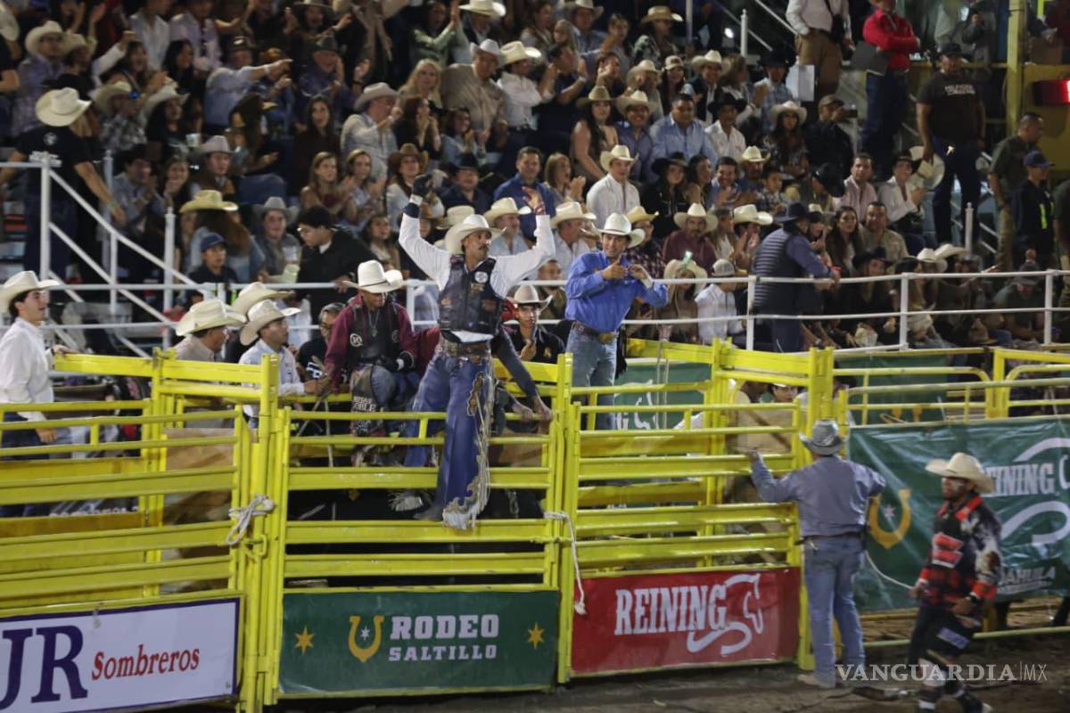$!Francisco García celebra su monta de 81 puntos. Foto: Homero Sánchez