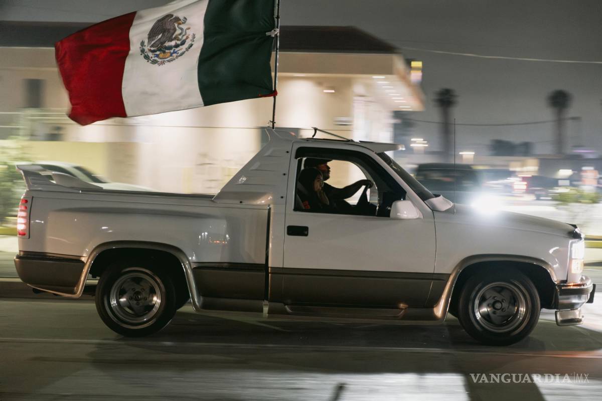 La bandera mexicana se convierte en un potente símbolo de protesta en Los Ángeles
