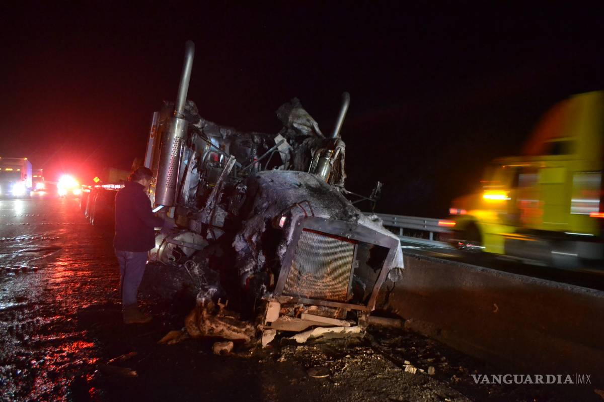 Fuego consume tractocamión en carretera a Los Chorros