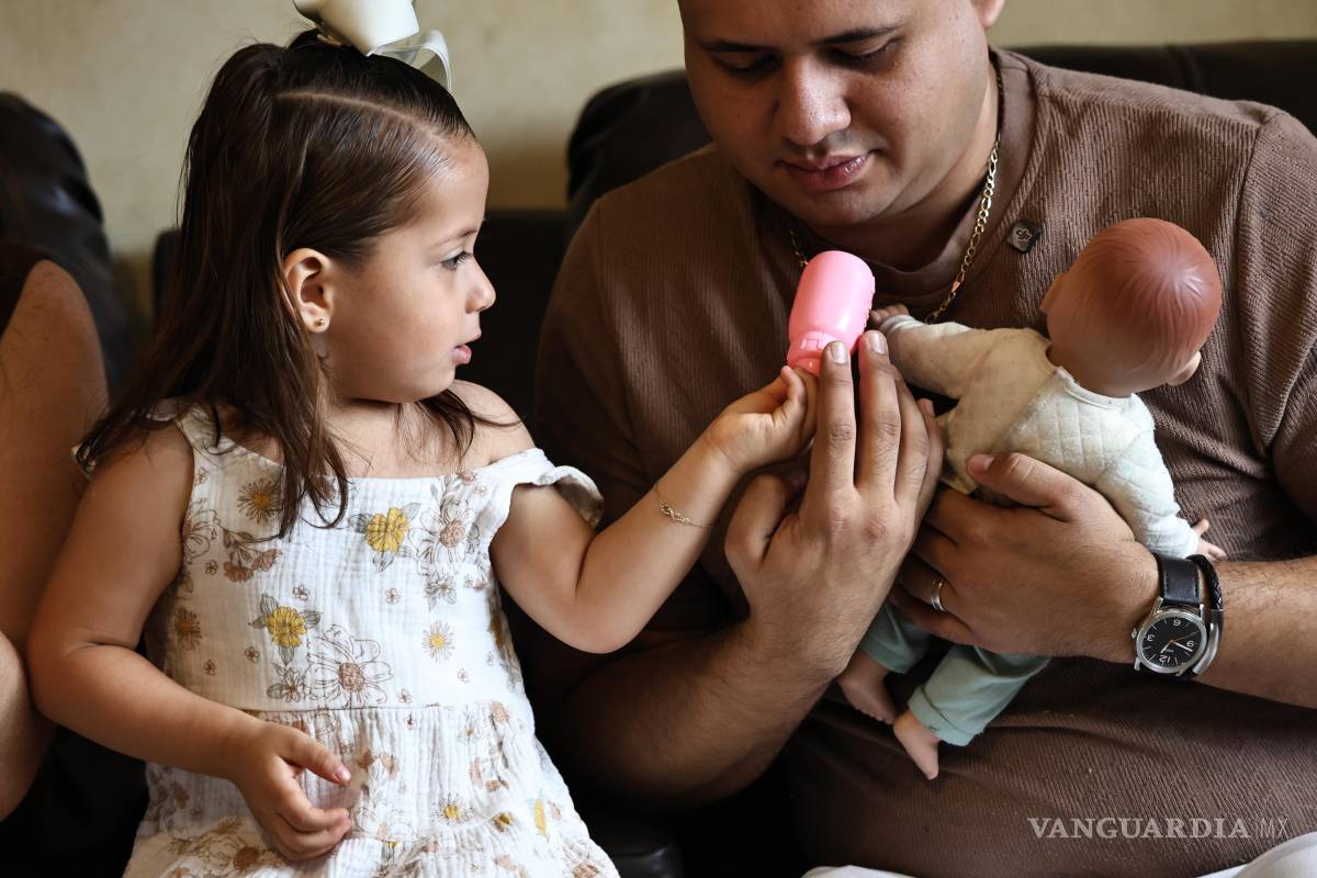 $!Charis y Óscar decidieron formar una familia del corazón y adoptar a la pequeña Andrea Josefina. Su proceso de adopción, relatan, estuvo llena de milagros.