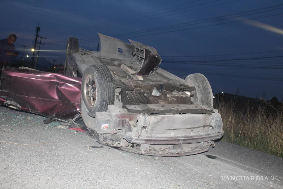 Conductor ebrio provoca choque y vuelca frente a la UAAAN, en Saltillo