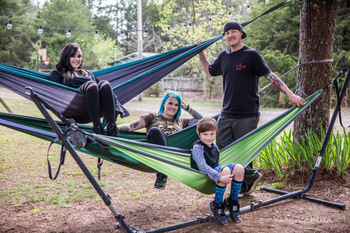 $!Son casados y con un hijo, ella se enamora de una chica de 23 años y ahora... ¡los 4 viven juntos!