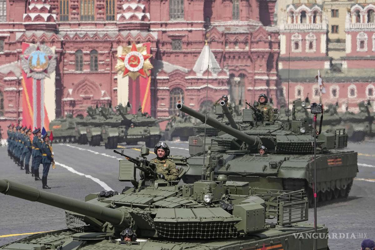 $!Los tanques rusos T-80 BVM ruedan en la Plaza Roja durante el desfile militar del Día de la Victoria en Moscú, Rusia.