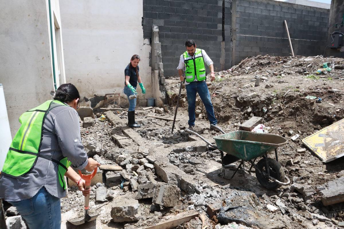 $!Equipos del programa “Aquí Andamos” realizaron tareas de mantenimiento urbano en áreas como el Paseo de la Reforma, reforzando el trabajo comunitario tras las lluvias.