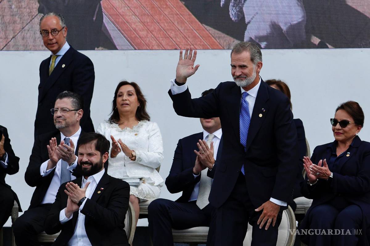 $!El rey de España, Felipe VI, saluda a su llegada para participar en la ceremonia de investidura del presidente de Colombia, Gustavo Petro en Bogotá, Colombia.