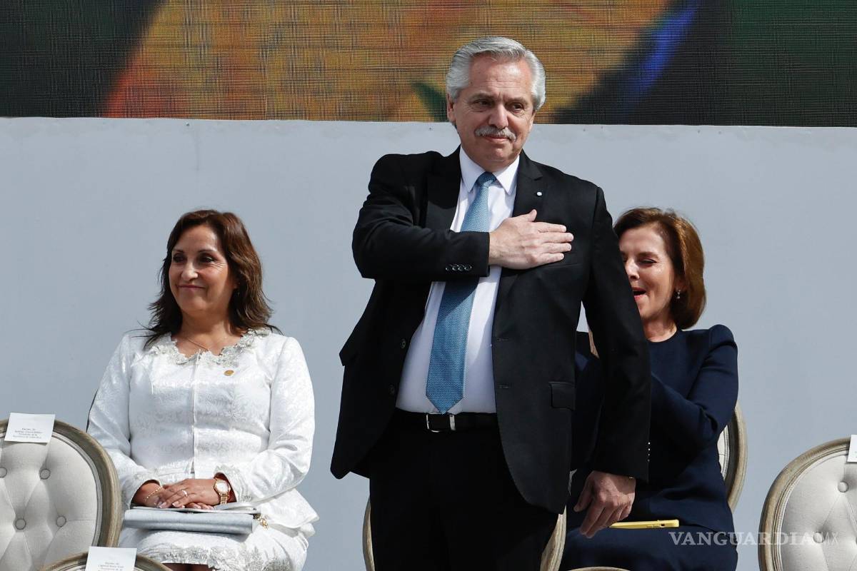 $!El presidente de Argentina, Alberto Fernández, saluda a su llegada para participar en la ceremonia de investidura del presidente de Colombia, Gustavo Petro.