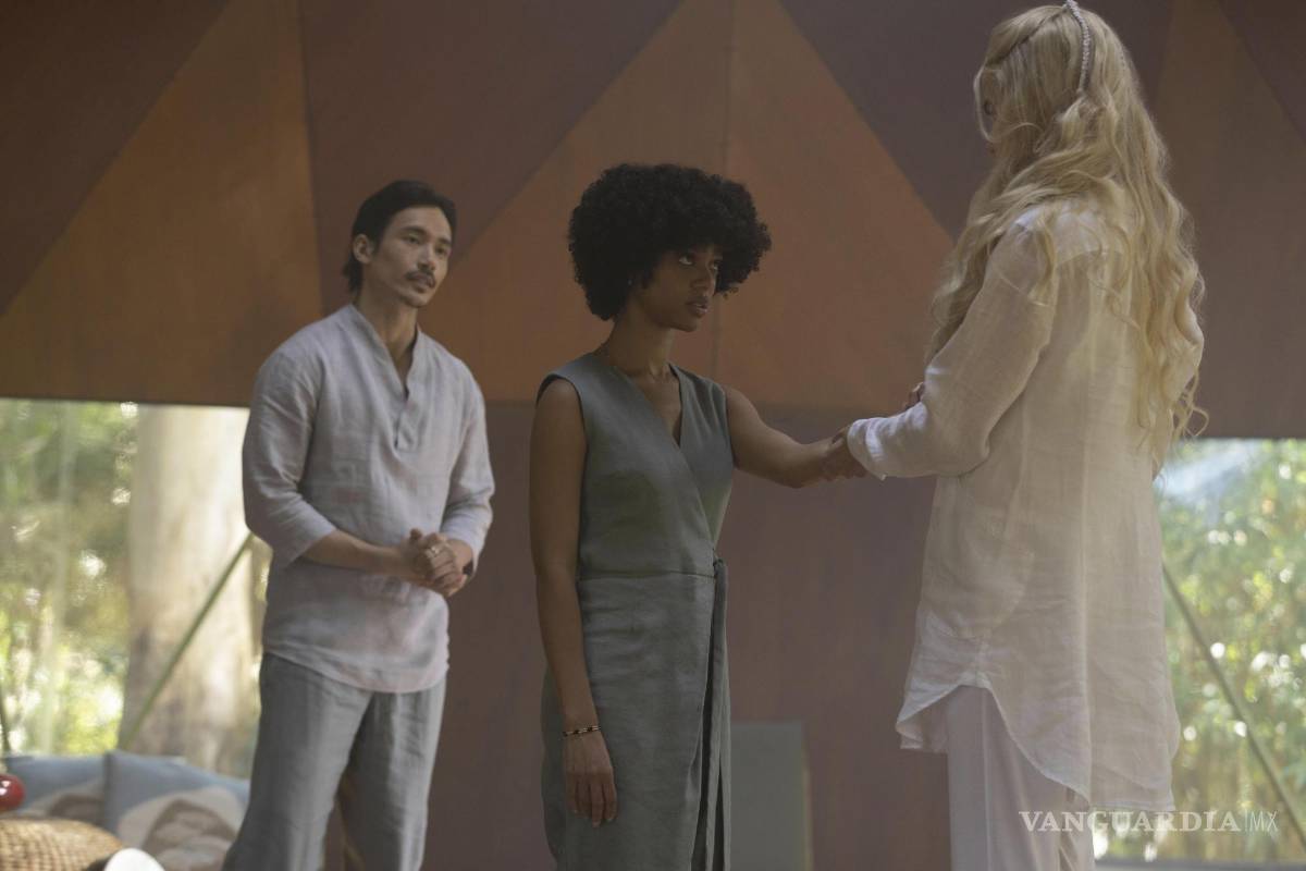 $!Esta imagen proporcionada por Hulu muestra a Manny Jacinto, de izquierda a derecha, Tiffany Boone y Nicole Kidman en una escena de “Nine Perfect Strangers”. AP/Vince Valitutti/Hulu
