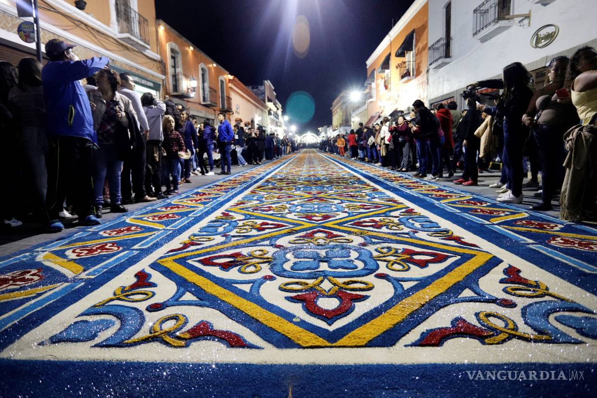 Fieles mexicanos honran a la Virgen de la Caridad con alfombras monumentales en las calles de Huamantla